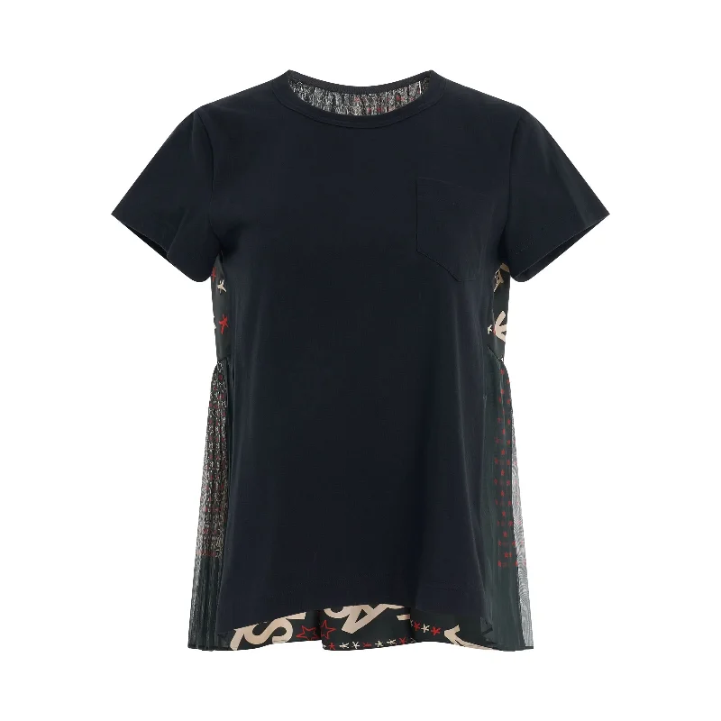 Metallic Bucket Bag in Rose Gold with Chain Strap for a Trendy Party LookEric Haze T-Shirt in Dark Navy/Green