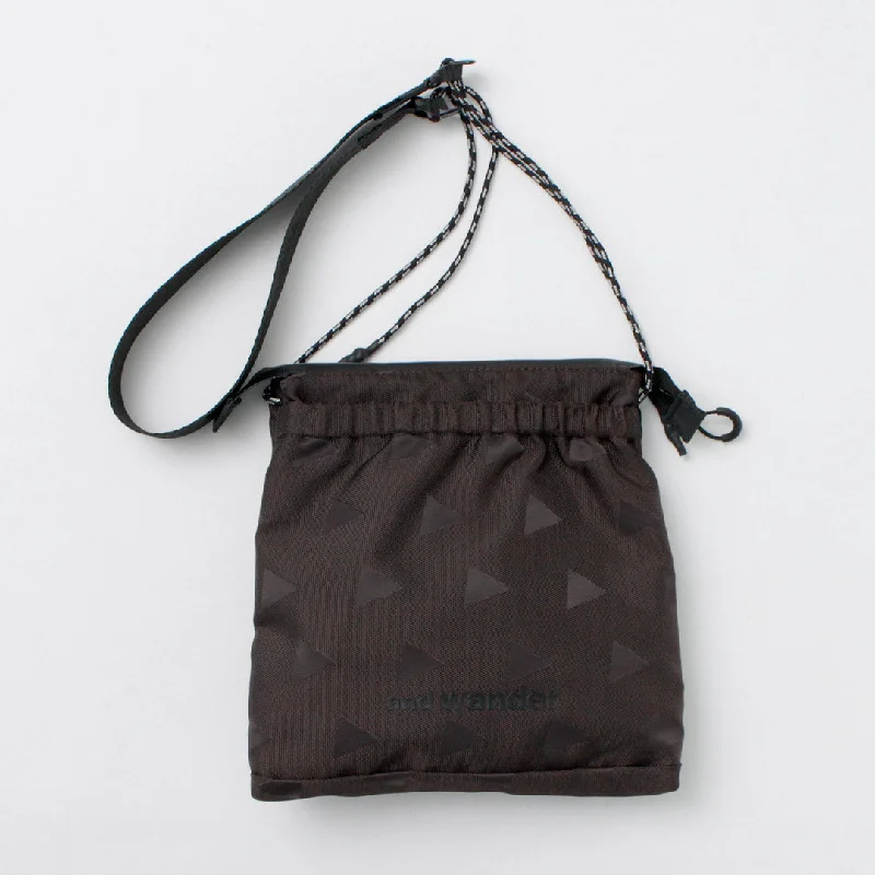 Shoulder Bag with Chain Strap in Silver for a Trendy AppearanceAND WANDER / Triangle Jacquard Sakosh