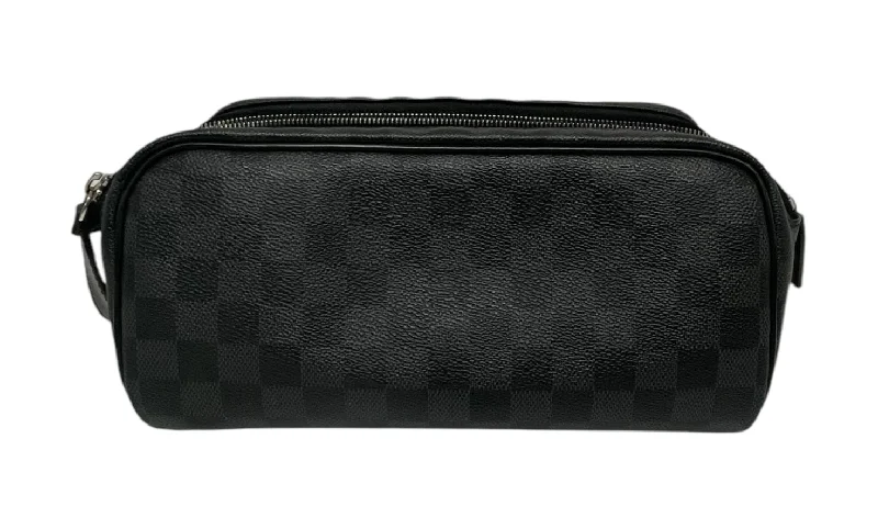 Leather Clutch with Chain Strap in Black for Cocktail PartiesLOUIS VUITTON/Pouch/Leather/GRY/DOPP KIT